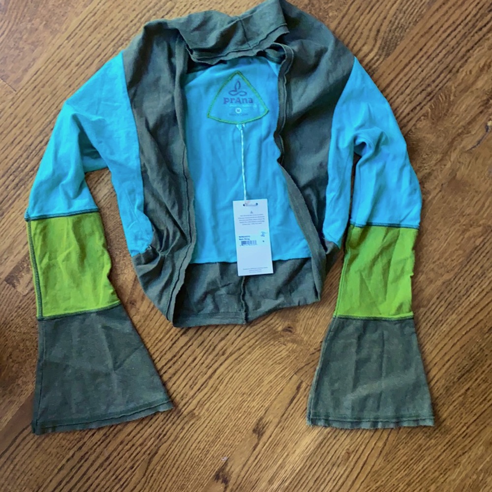 Prana shrug